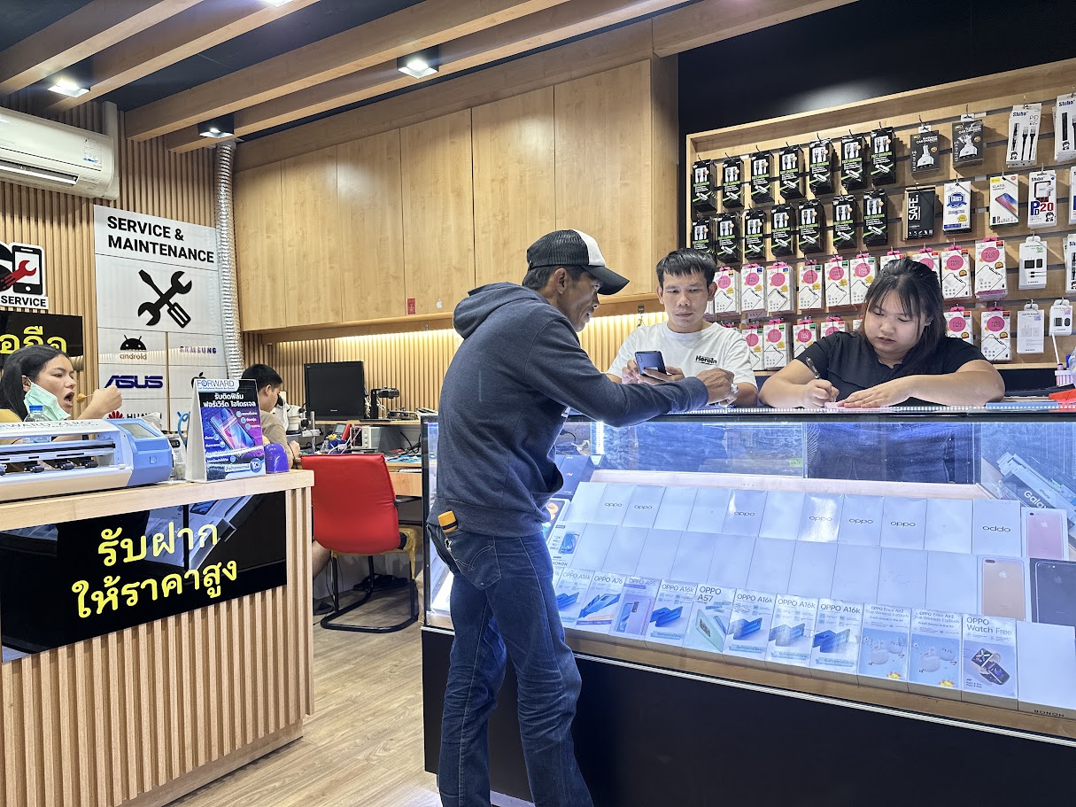เคาน์เตอร์บริการและพื้นที่ภายในร้านอัปเดตโฟน