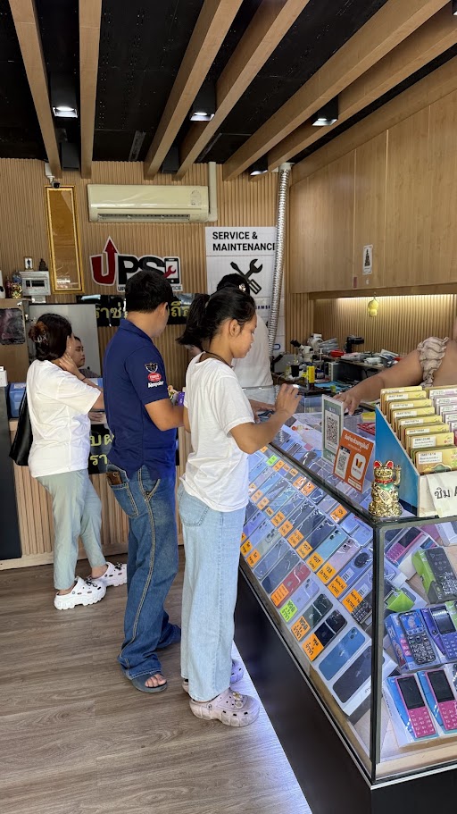 บรรยากาศลูกค้าและพนักงานภายในร้าน อัปเดตโฟน เซอร์วิส มีนบุรี